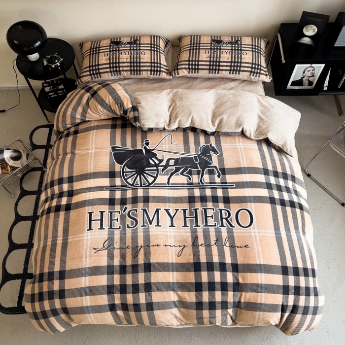 91家纺网 家纺一手货源 找家纺 （总）鸿森林 2025新款牛奶绒大版数码印花轻奢风系列四件套