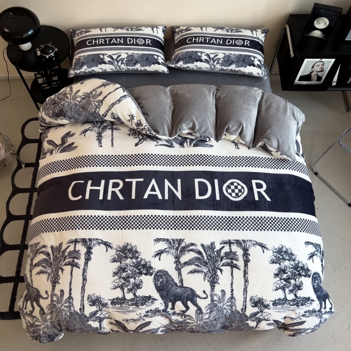 91家纺网 家纺一手货源 找家纺 （总）鸿森林 2025新款牛奶绒大版数码印花轻奢风系列四件套