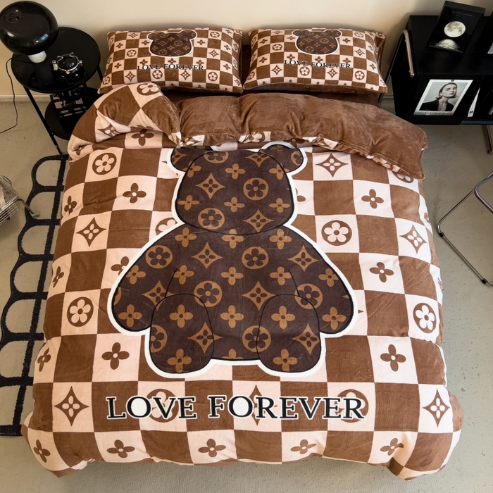 鸿森林 2025新款牛奶绒大版数码印花轻奢风系列四件套 抱抱熊