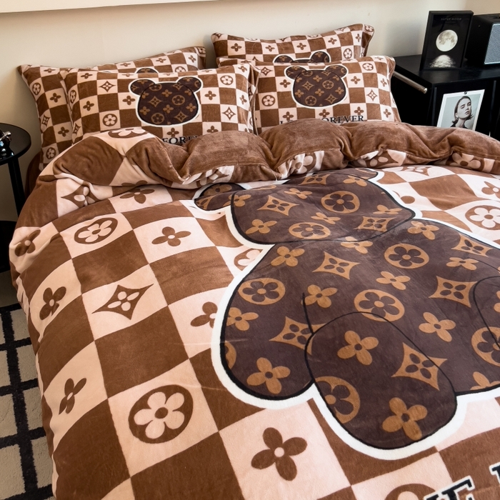 91家纺网 家纺一手货源 找家纺 鸿森林 2025新款牛奶绒大版数码印花轻奢风系列四件套 抱抱熊