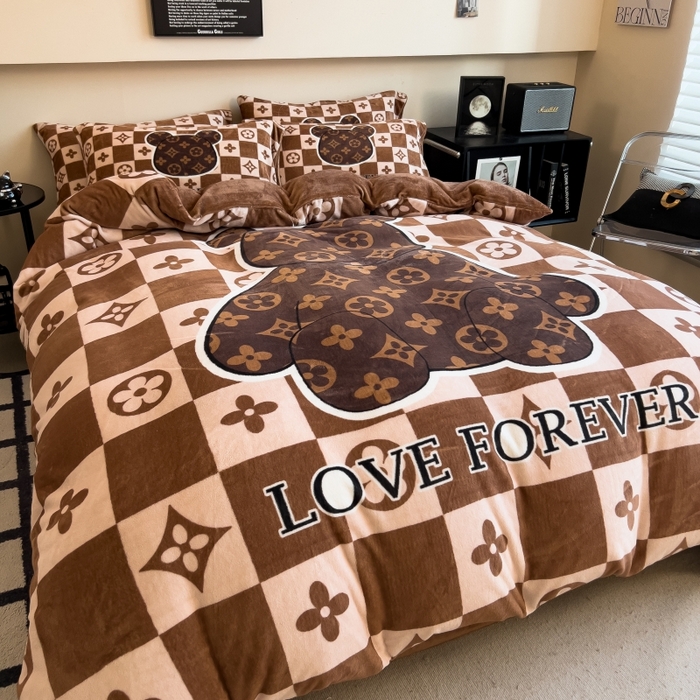 91家纺网 家纺一手货源 找家纺 鸿森林 2025新款牛奶绒大版数码印花轻奢风系列四件套 抱抱熊