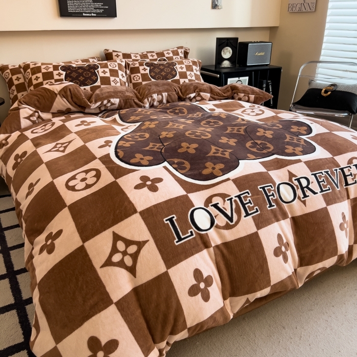 91家纺网 家纺一手货源 找家纺 鸿森林 2025新款牛奶绒大版数码印花轻奢风系列四件套 抱抱熊