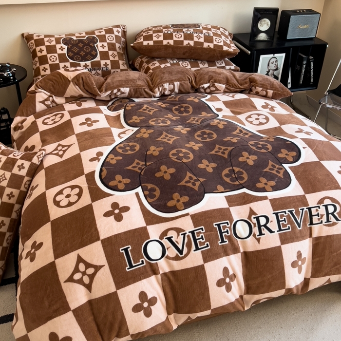 91家纺网 家纺一手货源 找家纺 鸿森林 2025新款牛奶绒大版数码印花轻奢风系列四件套 抱抱熊