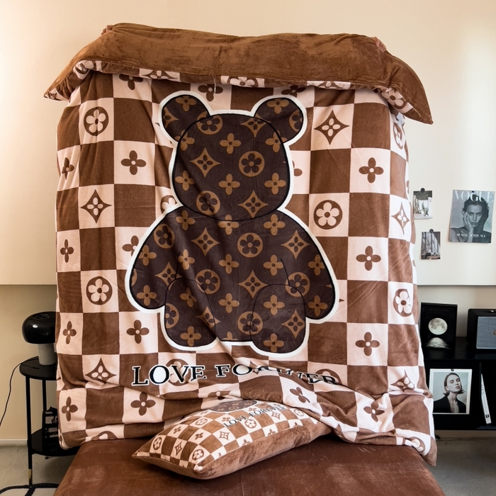 91家纺网 家纺一手货源 找家纺 鸿森林 2025新款牛奶绒大版数码印花轻奢风系列四件套 抱抱熊