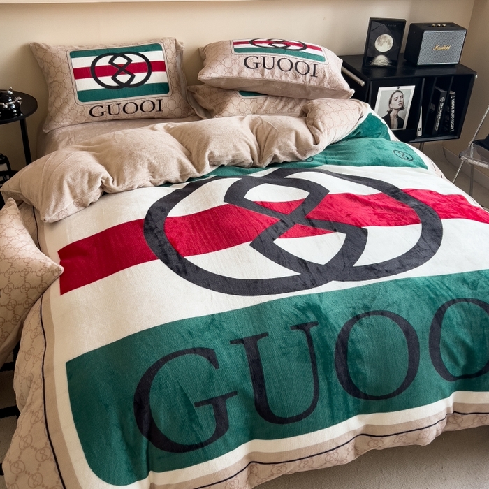 91家纺网 家纺一手货源 找家纺 鸿森林 2025新款牛奶绒大版数码印花轻奢风系列四件套 卡洛斯