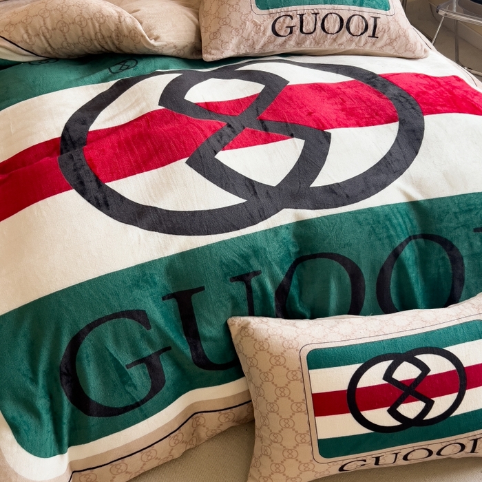 91家纺网 家纺一手货源 找家纺 鸿森林 2025新款牛奶绒大版数码印花轻奢风系列四件套 卡洛斯