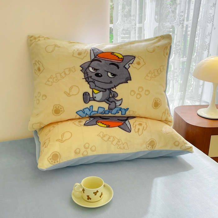 91家纺网 家纺一手货源 找家纺 鸿森林 2025新款牛奶绒大版数码印花喜羊羊与灰太狼系列四件套 狼堡故事