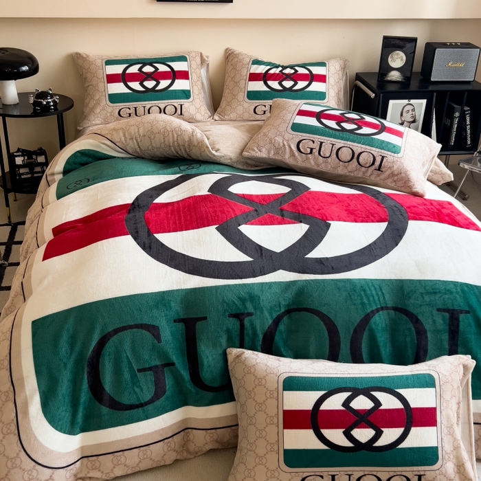 91家纺网 家纺一手货源 找家纺 鸿森林 2025新款牛奶绒大版数码印花轻奢风系列四件套 卡洛斯