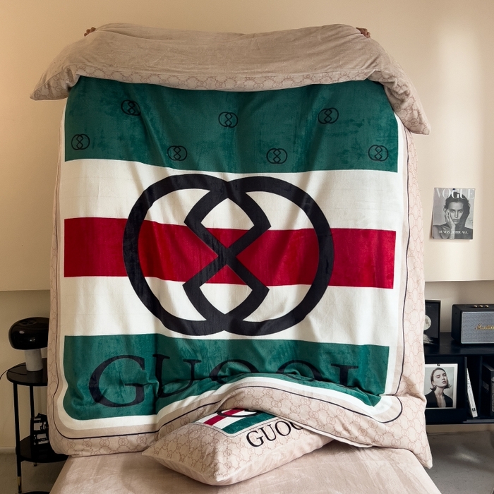 91家纺网 家纺一手货源 找家纺 鸿森林 2025新款牛奶绒大版数码印花轻奢风系列四件套 卡洛斯