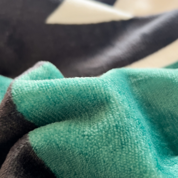 91家纺网 家纺一手货源 找家纺 鸿森林 2025新款牛奶绒大版数码印花轻奢风系列四件套 卡洛斯