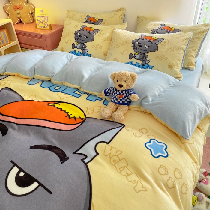 91家纺网 家纺一手货源 找家纺 鸿森林 2025新款牛奶绒大版数码印花喜羊羊与灰太狼系列四件套 狼堡故事