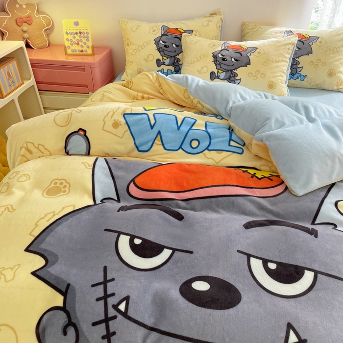 91家纺网 家纺一手货源 找家纺 鸿森林 2025新款牛奶绒大版数码印花喜羊羊与灰太狼系列四件套 狼堡故事