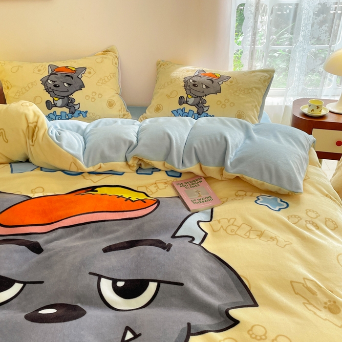 91家纺网 家纺一手货源 找家纺 鸿森林 2025新款牛奶绒大版数码印花喜羊羊与灰太狼系列四件套 狼堡故事