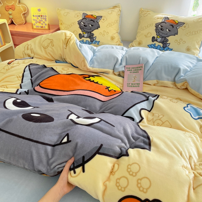 91家纺网 家纺一手货源 找家纺 鸿森林 2025新款牛奶绒大版数码印花喜羊羊与灰太狼系列四件套 狼堡故事