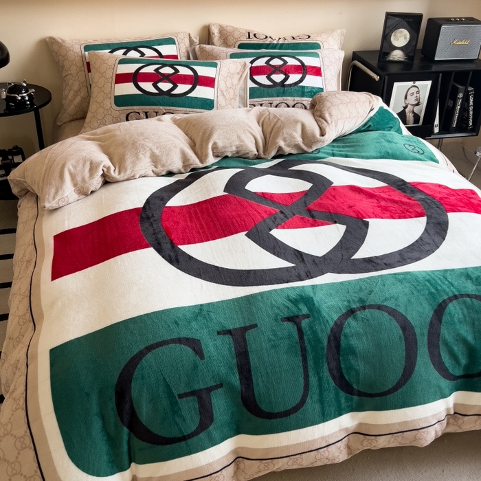 91家纺网 家纺一手货源 找家纺 鸿森林 2025新款牛奶绒大版数码印花轻奢风系列四件套 卡洛斯