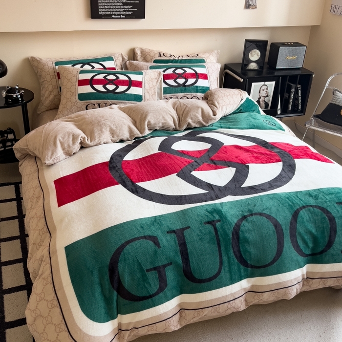 91家纺网 家纺一手货源 找家纺 鸿森林 2025新款牛奶绒大版数码印花轻奢风系列四件套 卡洛斯