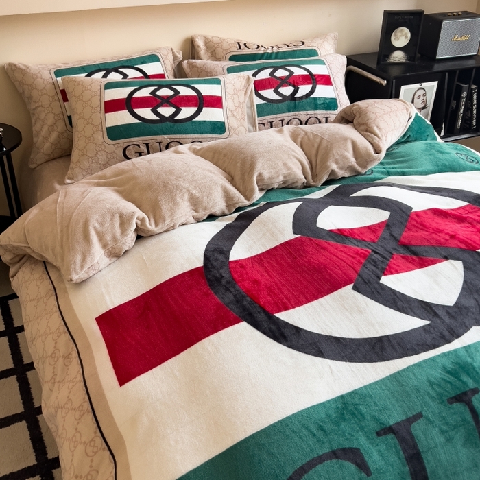 91家纺网 家纺一手货源 找家纺 鸿森林 2025新款牛奶绒大版数码印花轻奢风系列四件套 卡洛斯