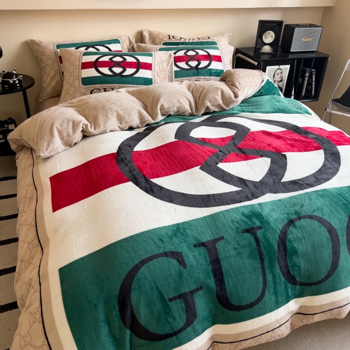 91家纺网 家纺一手货源 找家纺 鸿森林 2025新款牛奶绒大版数码印花轻奢风系列四件套 卡洛斯