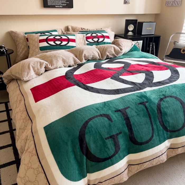 91家纺网 家纺一手货源 找家纺 鸿森林 2025新款牛奶绒大版数码印花轻奢风系列四件套 卡洛斯