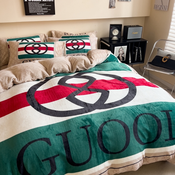 91家纺网 家纺一手货源 找家纺 鸿森林 2025新款牛奶绒大版数码印花轻奢风系列四件套 卡洛斯