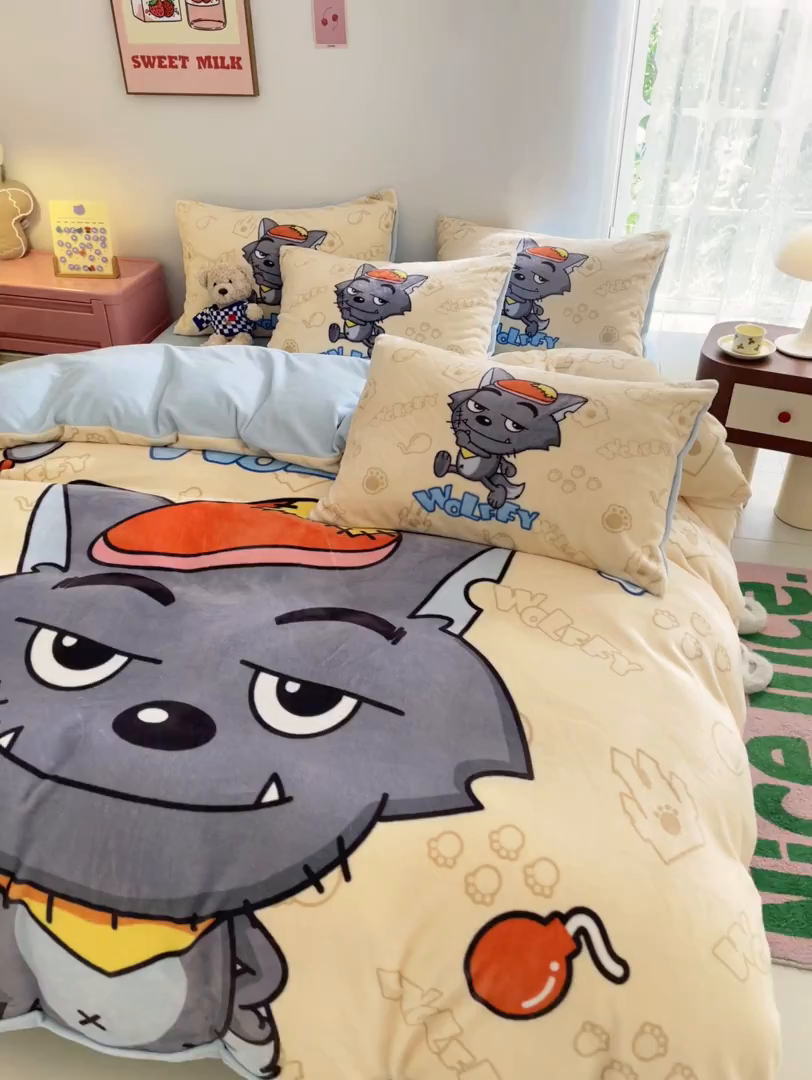 91家纺网 家纺一手货源 找家纺 鸿森林 2025新款牛奶绒大版数码印花喜羊羊与灰太狼系列四件套 狼堡故事