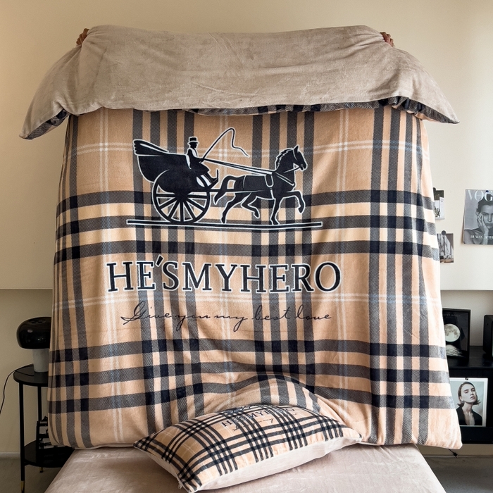 91家纺网 家纺一手货源 找家纺 鸿森林 2025新款牛奶绒大版数码印花轻奢风系列四件套 浪漫旅途