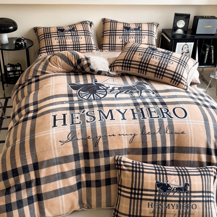 91家纺网 家纺一手货源 找家纺 鸿森林 2025新款牛奶绒大版数码印花轻奢风系列四件套 浪漫旅途