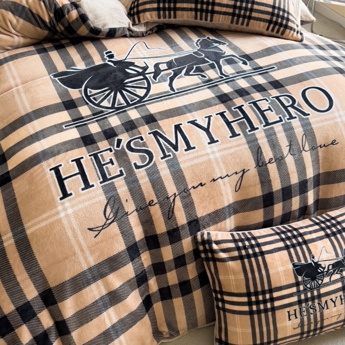 91家纺网 家纺一手货源 找家纺 鸿森林 2025新款牛奶绒大版数码印花轻奢风系列四件套 浪漫旅途