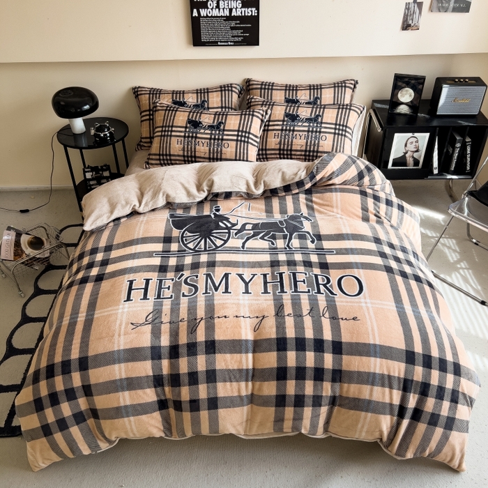 91家纺网 家纺一手货源 找家纺 鸿森林 2025新款牛奶绒大版数码印花轻奢风系列四件套 浪漫旅途