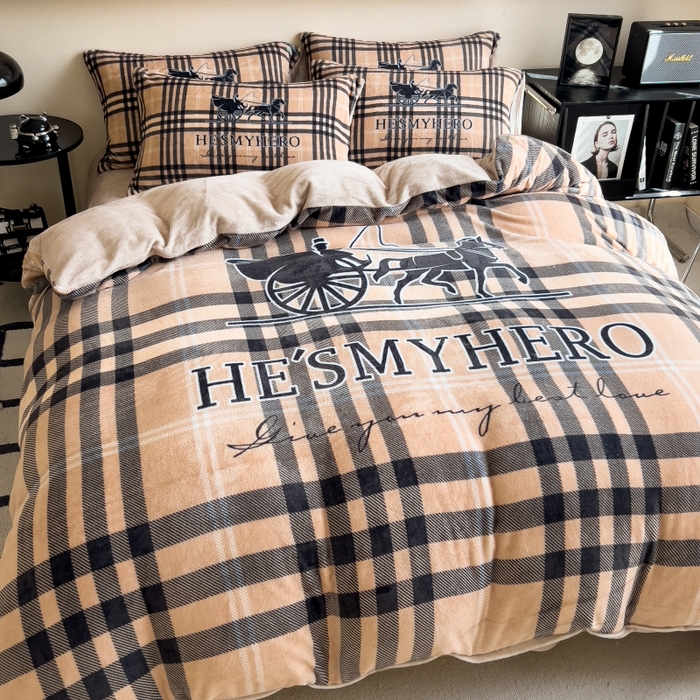 91家纺网 家纺一手货源 找家纺 鸿森林 2025新款牛奶绒大版数码印花轻奢风系列四件套 浪漫旅途