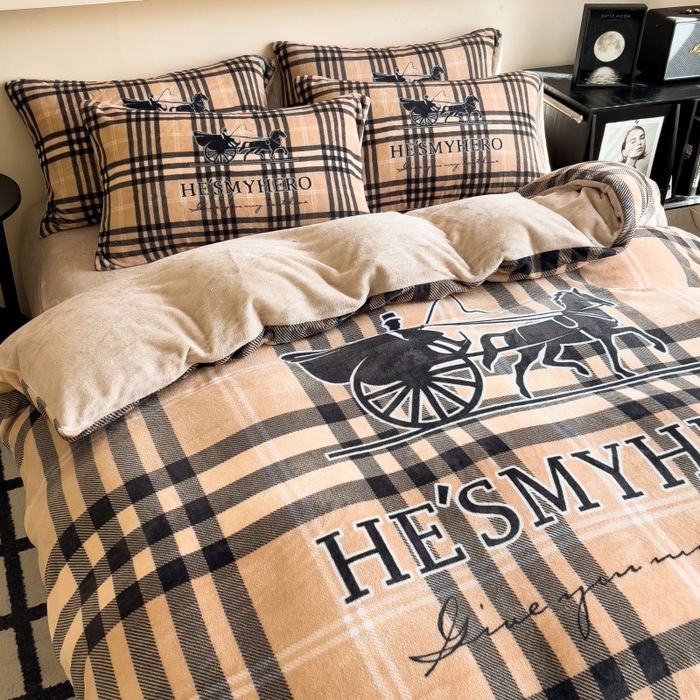 91家纺网 家纺一手货源 找家纺 鸿森林 2025新款牛奶绒大版数码印花轻奢风系列四件套 浪漫旅途