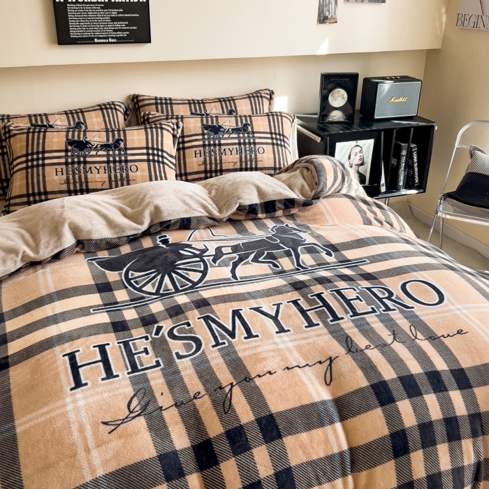 91家纺网 家纺一手货源 找家纺 鸿森林 2025新款牛奶绒大版数码印花轻奢风系列四件套 浪漫旅途