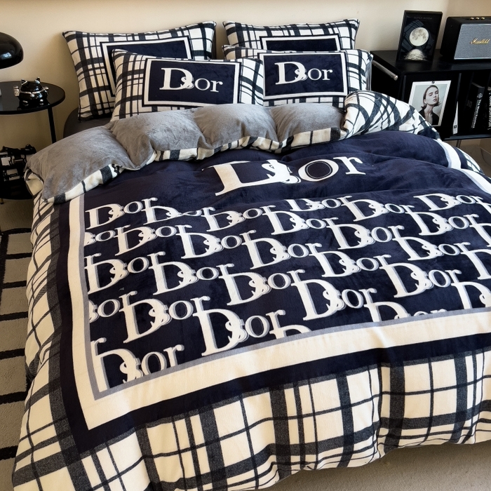 91家纺网 家纺一手货源 找家纺 鸿森林 2025新款牛奶绒大版数码印花轻奢风系列四件套 莉莉安