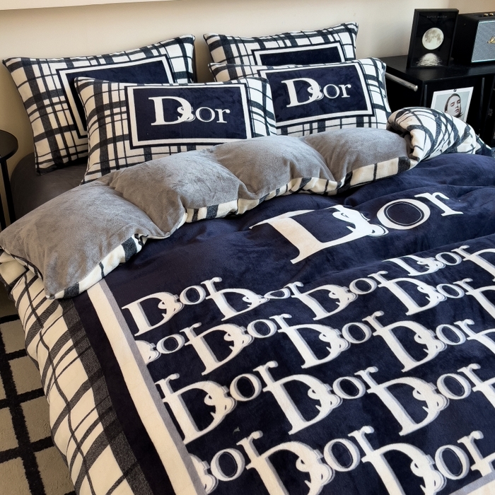 91家纺网 家纺一手货源 找家纺 鸿森林 2025新款牛奶绒大版数码印花轻奢风系列四件套 莉莉安