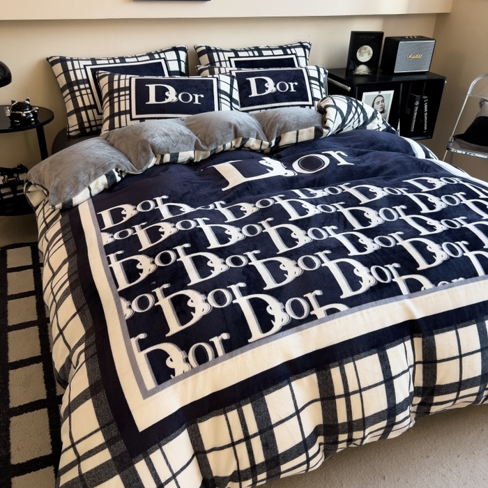 91家纺网 家纺一手货源 找家纺 鸿森林 2025新款牛奶绒大版数码印花轻奢风系列四件套 莉莉安