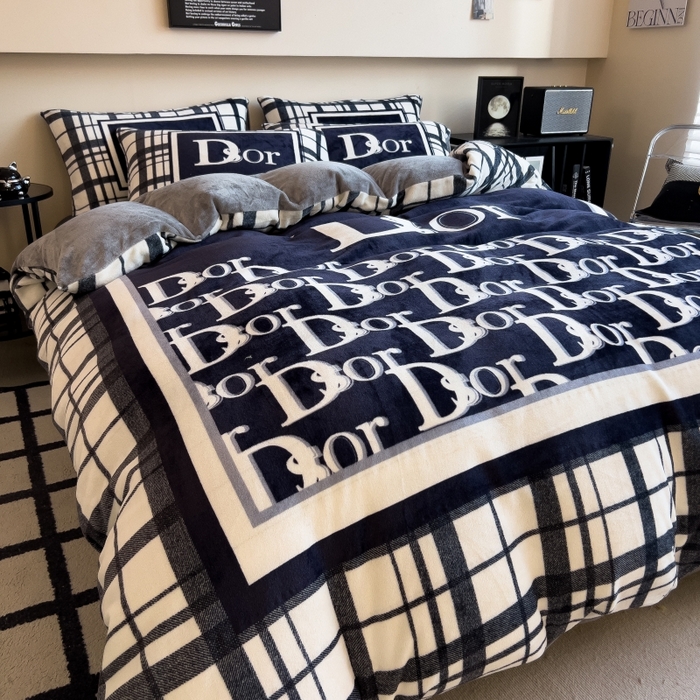 91家纺网 家纺一手货源 找家纺 鸿森林 2025新款牛奶绒大版数码印花轻奢风系列四件套 莉莉安