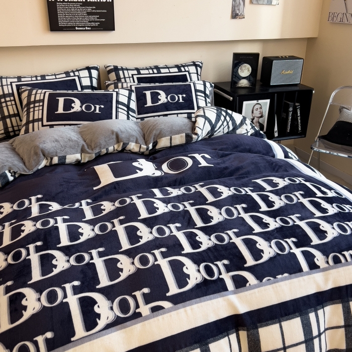 91家纺网 家纺一手货源 找家纺 鸿森林 2025新款牛奶绒大版数码印花轻奢风系列四件套 莉莉安