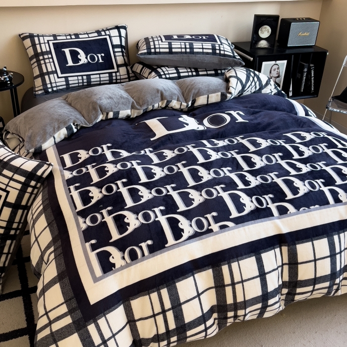 91家纺网 家纺一手货源 找家纺 鸿森林 2025新款牛奶绒大版数码印花轻奢风系列四件套 莉莉安