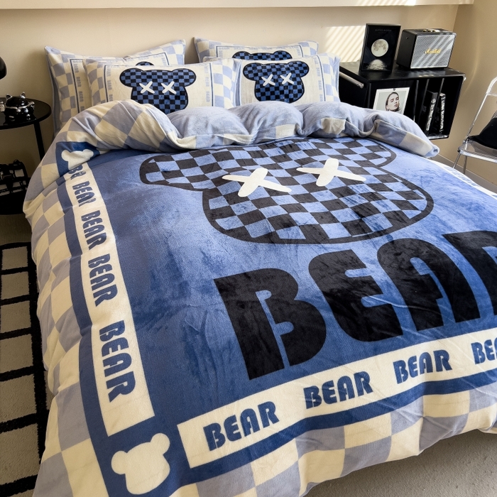 91家纺网 家纺一手货源 找家纺 鸿森林 2025新款牛奶绒大版数码印花轻奢风系列四件套 梦想熊