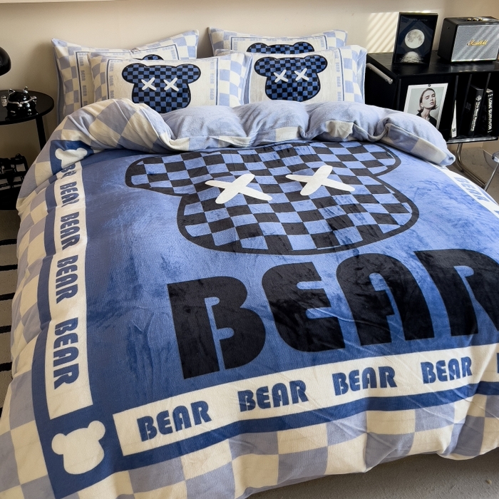 91家纺网 家纺一手货源 找家纺 鸿森林 2025新款牛奶绒大版数码印花轻奢风系列四件套 梦想熊