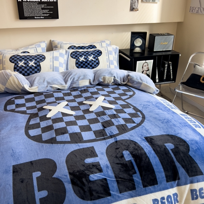 91家纺网 家纺一手货源 找家纺 鸿森林 2025新款牛奶绒大版数码印花轻奢风系列四件套 梦想熊