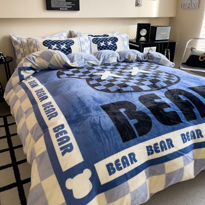 91家纺网 家纺一手货源 找家纺 鸿森林 2025新款牛奶绒大版数码印花轻奢风系列四件套 梦想熊