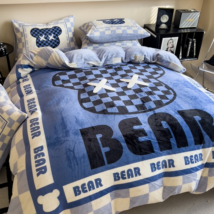 91家纺网 家纺一手货源 找家纺 鸿森林 2025新款牛奶绒大版数码印花轻奢风系列四件套 梦想熊