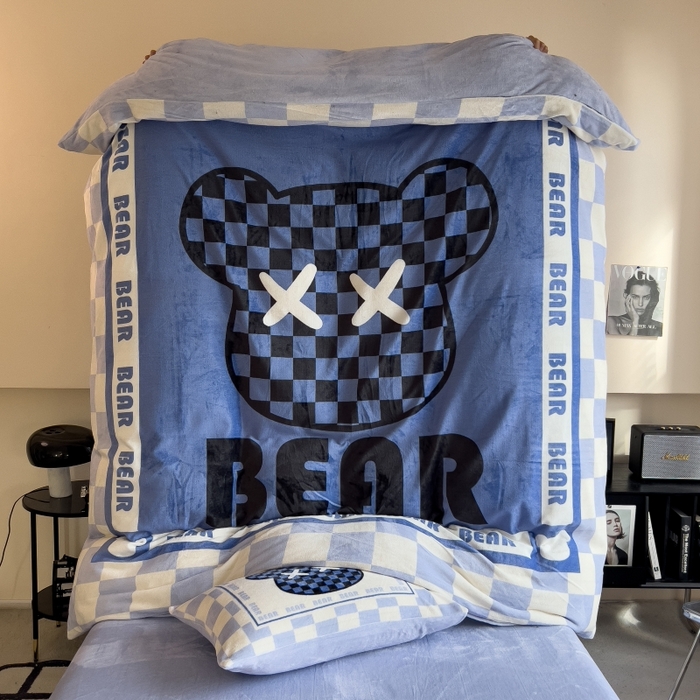 91家纺网 家纺一手货源 找家纺 鸿森林 2025新款牛奶绒大版数码印花轻奢风系列四件套 梦想熊