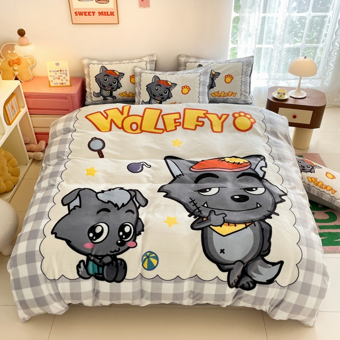 91家纺网 家纺一手货源 找家纺 鸿森林 2025新款牛奶绒大版数码印花喜羊羊与灰太狼系列四件套 亲子乐园