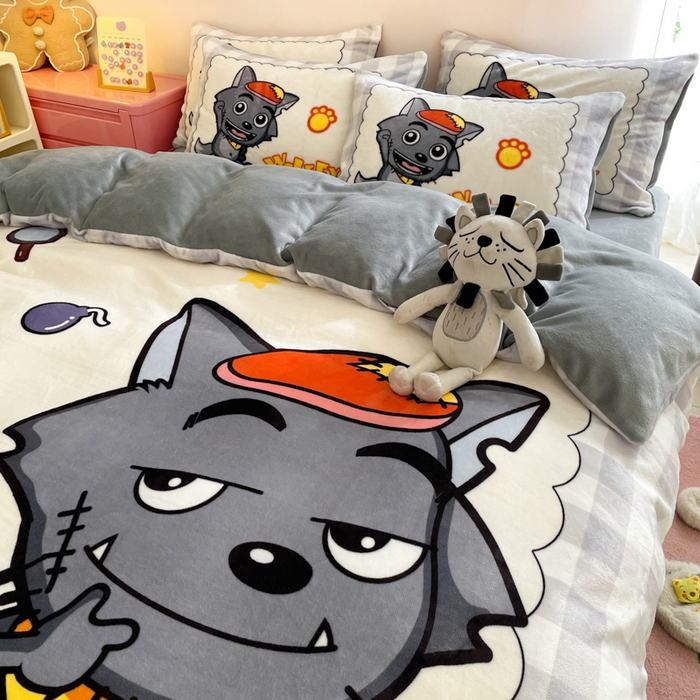 91家纺网 家纺一手货源 找家纺 鸿森林 2025新款牛奶绒大版数码印花喜羊羊与灰太狼系列四件套 亲子乐园