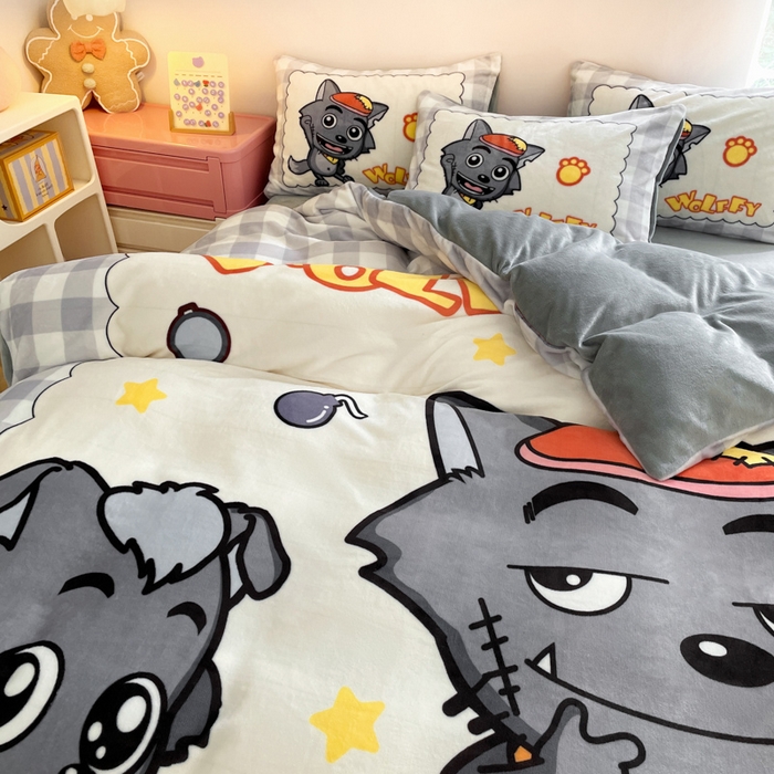 91家纺网 家纺一手货源 找家纺 鸿森林 2025新款牛奶绒大版数码印花喜羊羊与灰太狼系列四件套 亲子乐园