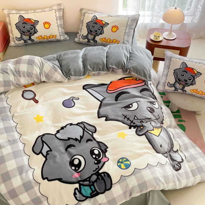 91家纺网 家纺一手货源 找家纺 鸿森林 2025新款牛奶绒大版数码印花喜羊羊与灰太狼系列四件套 亲子乐园