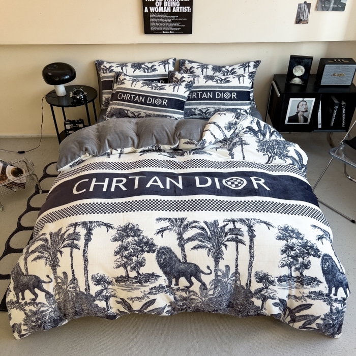 91家纺网 家纺一手货源 找家纺 鸿森林 2025新款牛奶绒大版数码印花轻奢风系列四件套 森迪格调