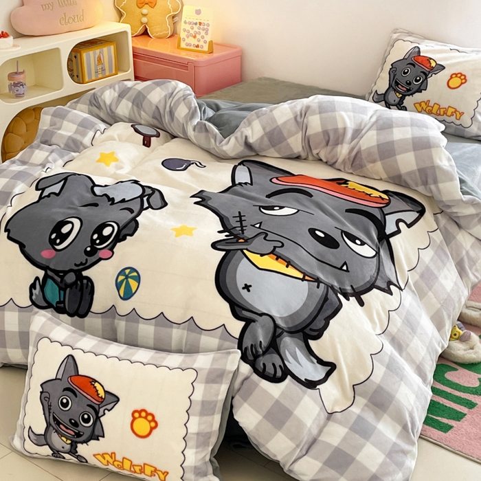 91家纺网 家纺一手货源 找家纺 鸿森林 2025新款牛奶绒大版数码印花喜羊羊与灰太狼系列四件套 亲子乐园